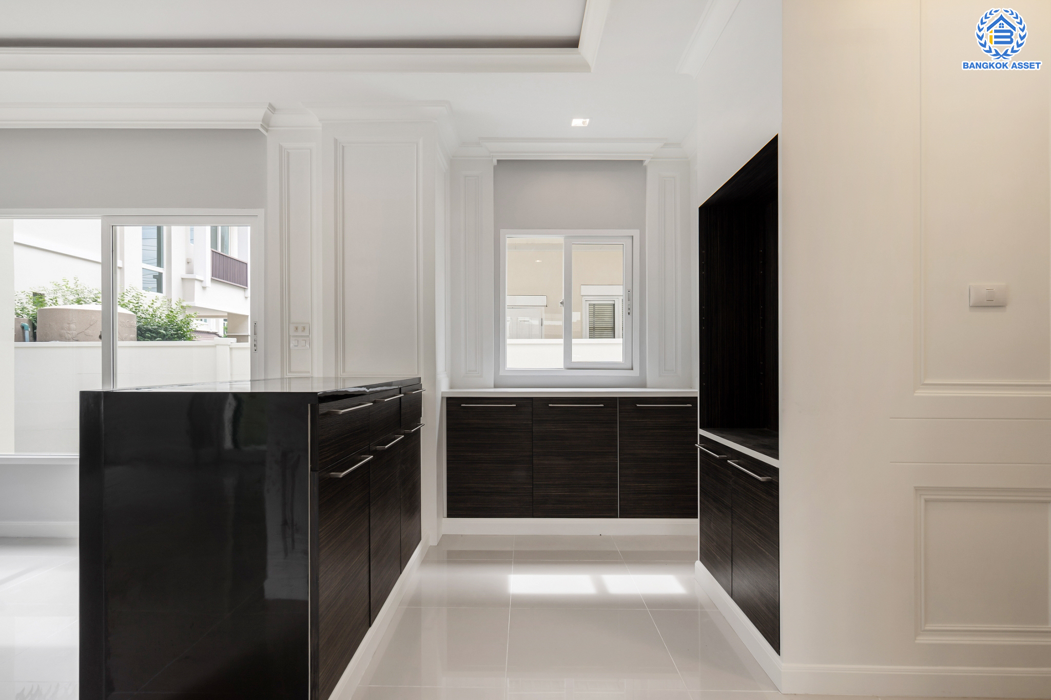 บ้านมือสองตกแต่งใหม่ ม.เดอะเซนโทร วัชรพล บ้านเดี่ยวจากแบรนด์ AP เนื้อที่ 56 ตร.ว. ฟังก์ชัน 3 ห้องนอน 3 ห้องน้ำ จอดรถได้ 2 คัน Facilities ครบครัน บนทำเลเชื่อมต่อหลายเส้นทาง ถ.รามอินทรา ถ.สายไหม และ ถ.พหลโยธิน ใกล้สนามบินดอนเมือง ทางด่วน "รามอินทรา" และรถไฟฟ้าสายสีเขียว "สถานีคูคต"